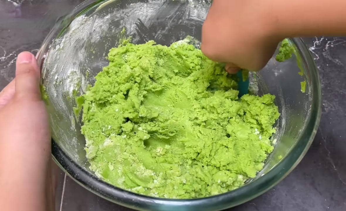 ilustrasi membuat adonan nastar 