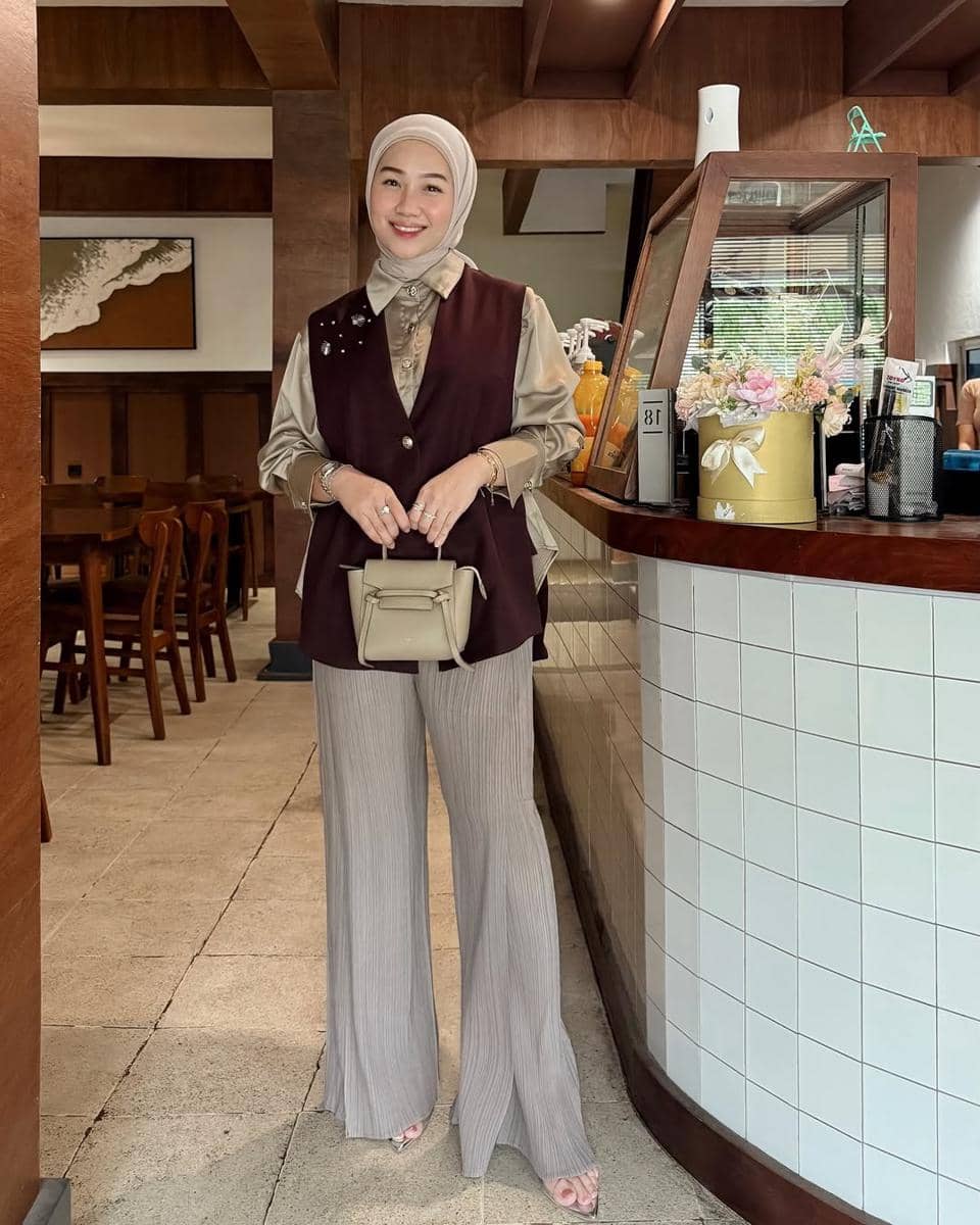 potret ide styling vest nuansa brown ala Shanci Brenzy