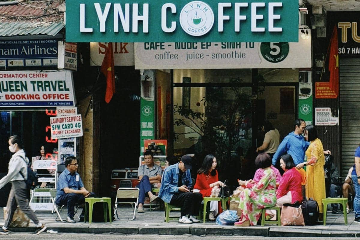 ilustrasi menikmati kopi di Vietnam