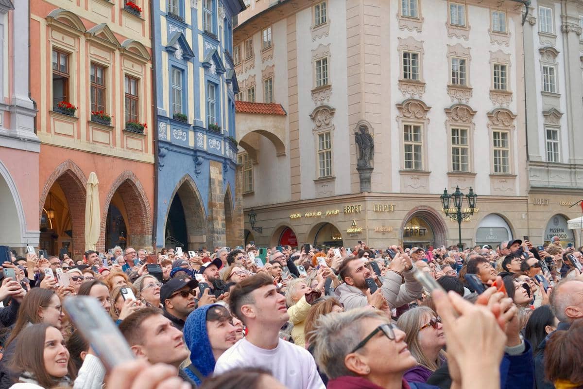 ilustrasi kerumunan di tempat wisata