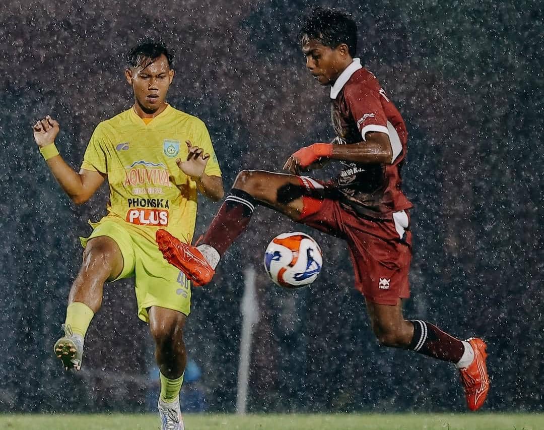 Jalannya pertandingan antara Perseden Denpasar (merah) dan Gresik United (kuning) di bawah guyuran hujan.