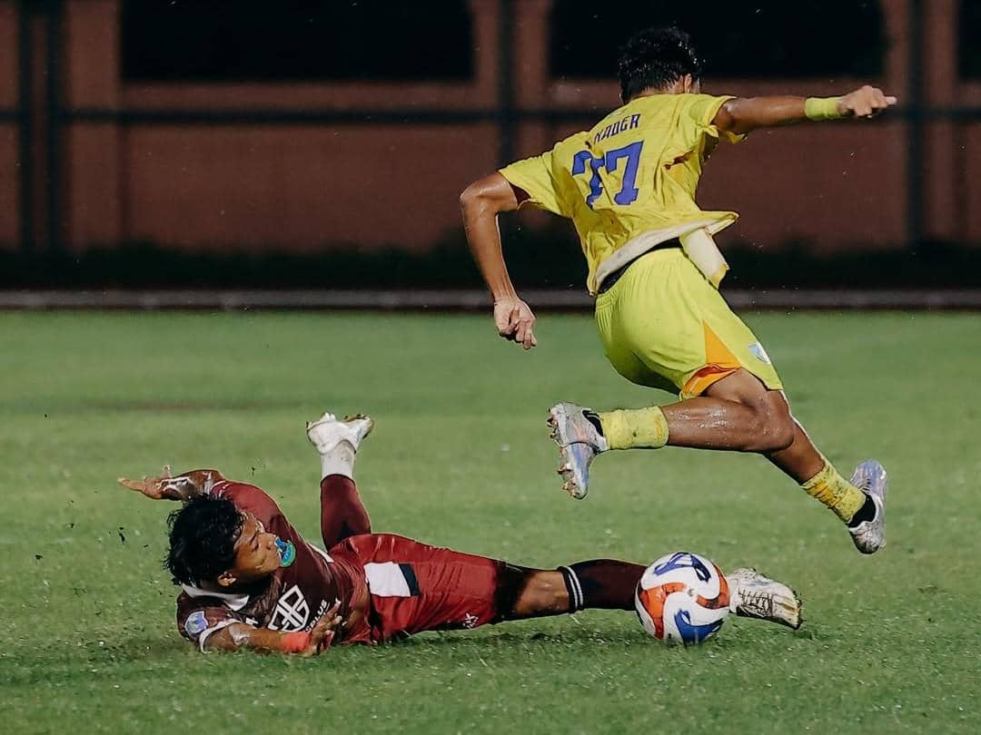 Jalannya pertandingan antara Perseden Denpasar (merah) dan Gresik United (kuning). 