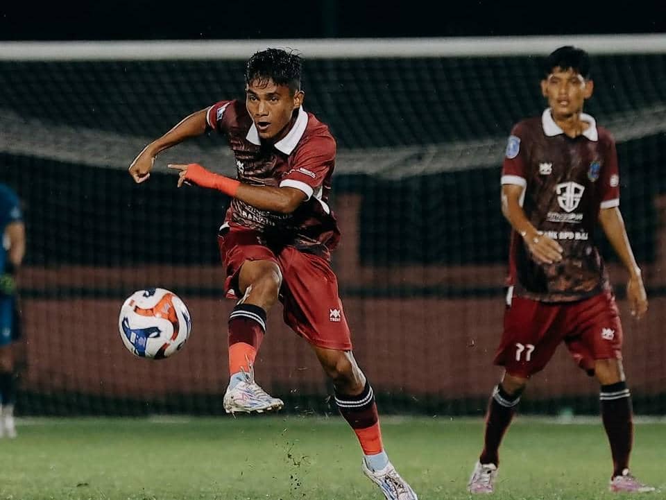 Aksi pemain Perseden Denpasar dalam laga menghadapi Gresik United. 