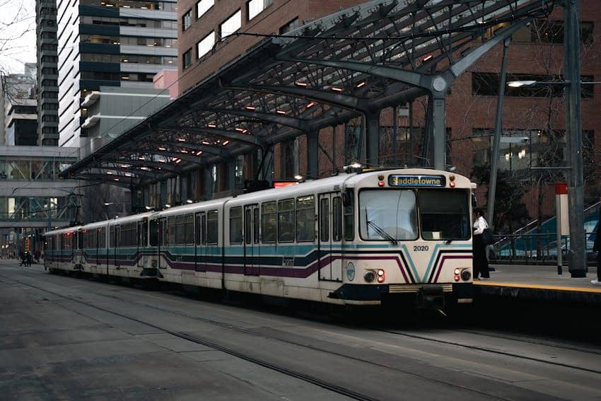 ilustrasi transportasi LRT