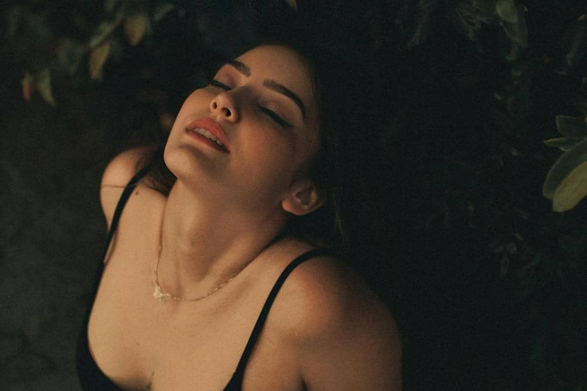 Wanita sedang menghadap langit.