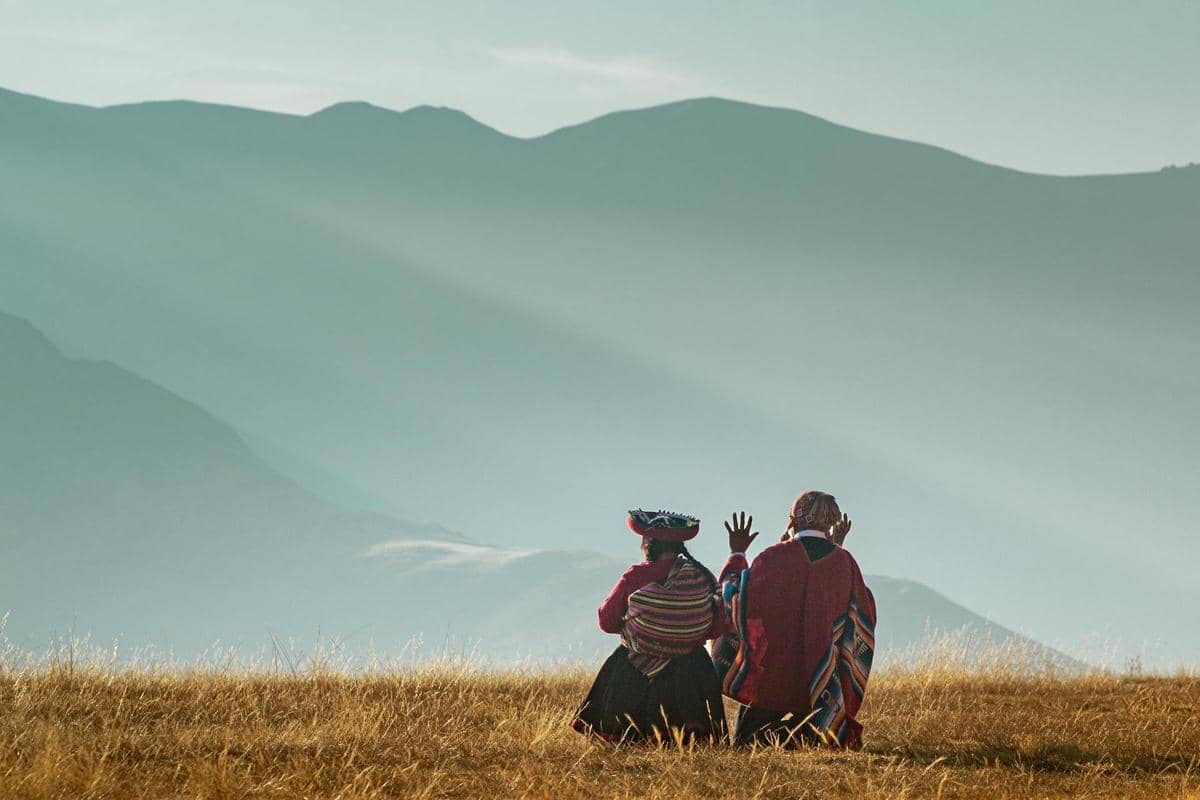 ilustrasi warga lokal sedang memandang wilayah mereka yang menjadi tempat wisata overtourism