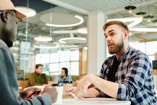 ilustrasi menjelaskan produk