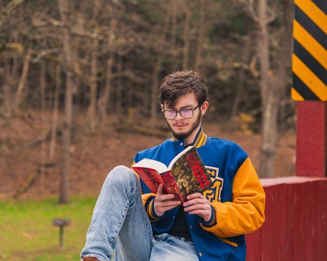 ilustrasi sedang membaca materi 