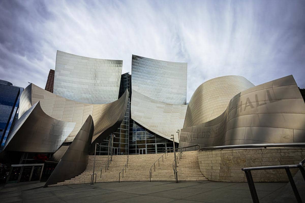 Walt Disney Concert Hall karya arsitek Frank Gehry