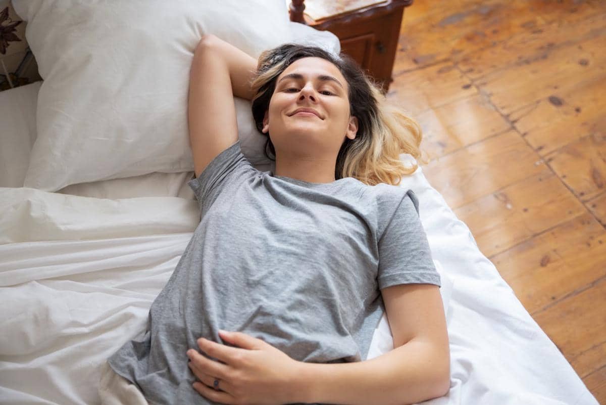 Beristirahat di rumah.