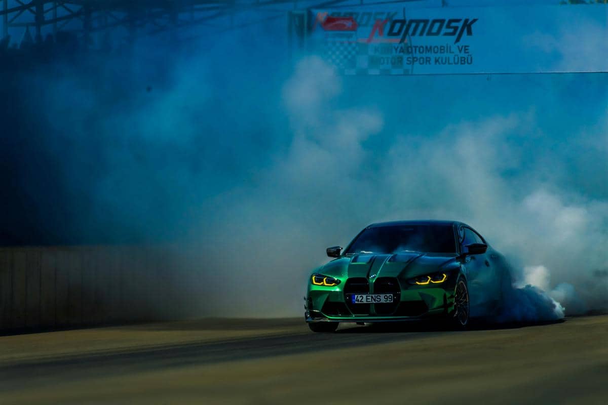 Ilustrasi mengemudi mobil dengan kecepatan tinggi 