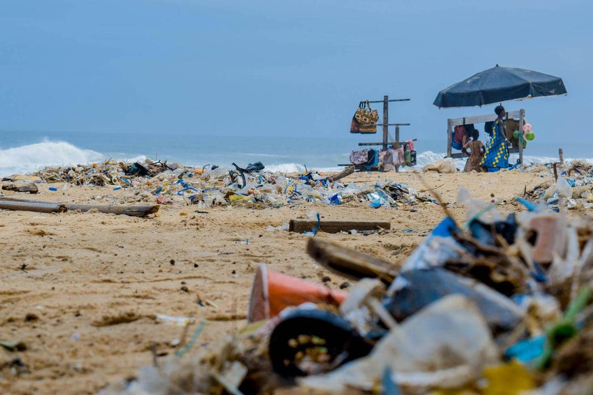 ilustrasi pantai dipenuhi sampah