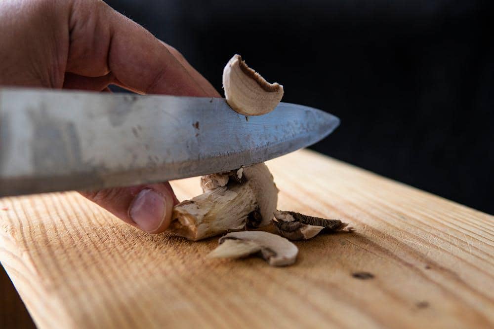 ilustrasi mencincang jamur