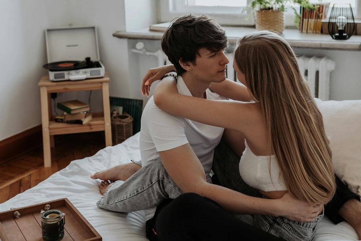 Pasangan kekasih sedang bemesraan.