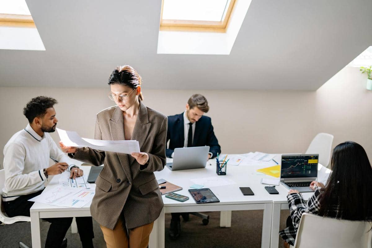 ilustrasi orang bekerja