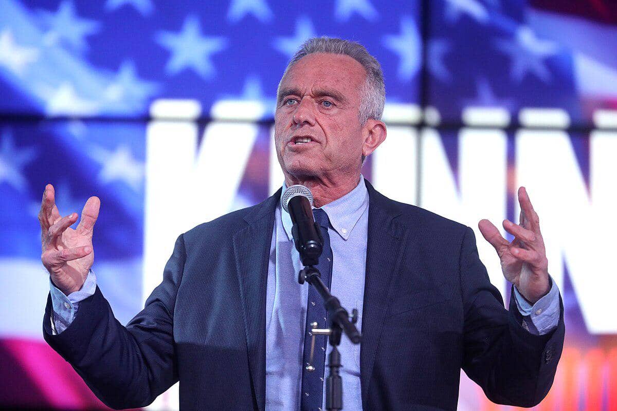Menteri Kesehatan Amerika Serikat, Robert F. Kennedy, Jr., sedang berpidato di atas panggung.