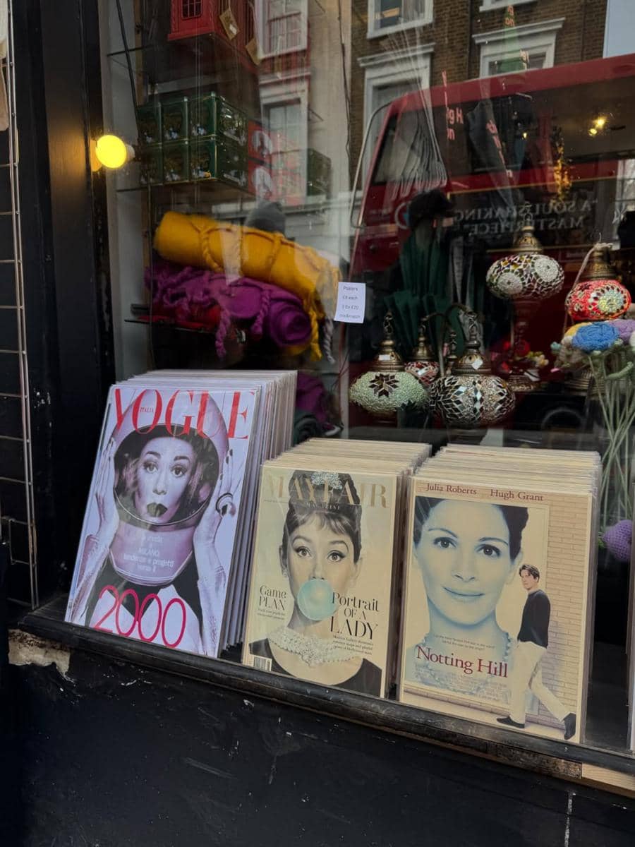 Keluarga Riafinola jalan-jalan di Notting Hill, London.