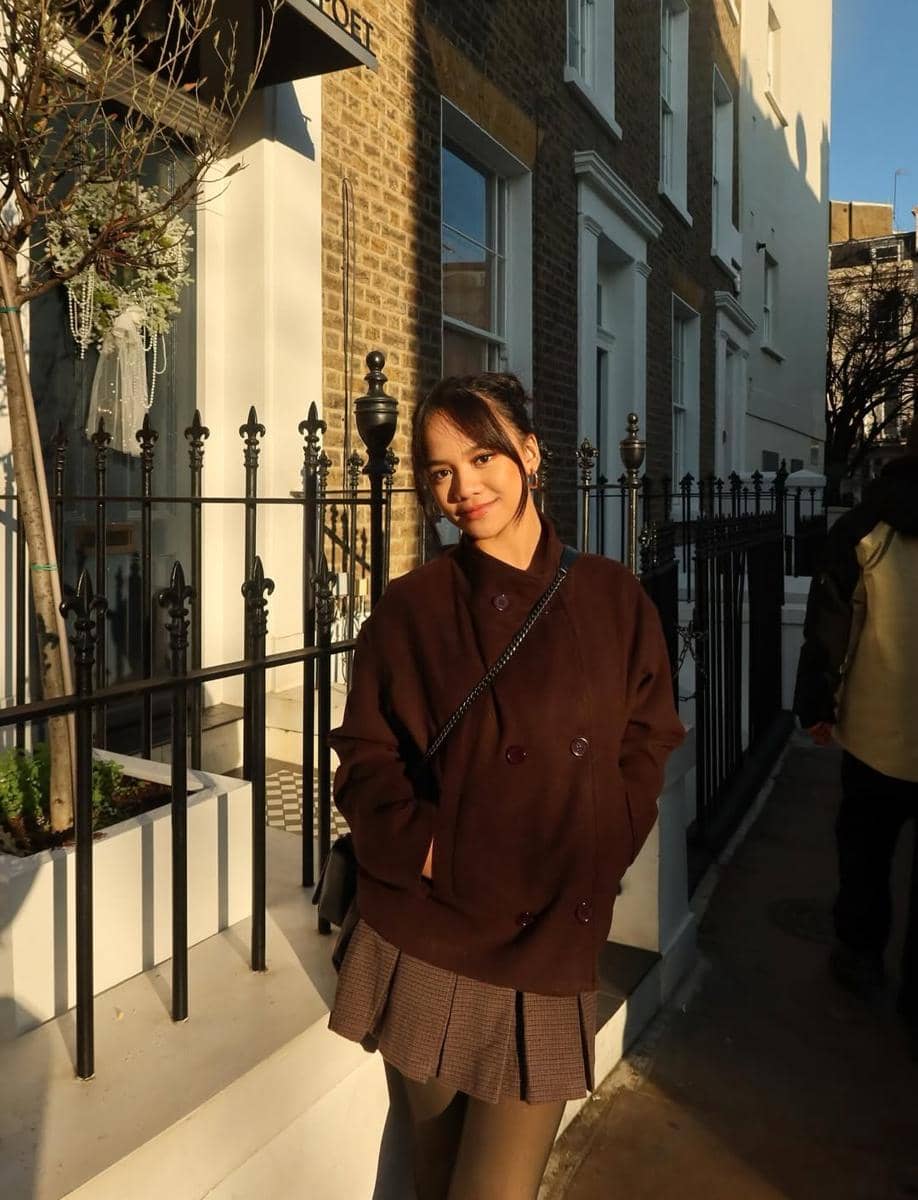 Keluarga Riafinola jalan-jalan di Notting Hill, London.