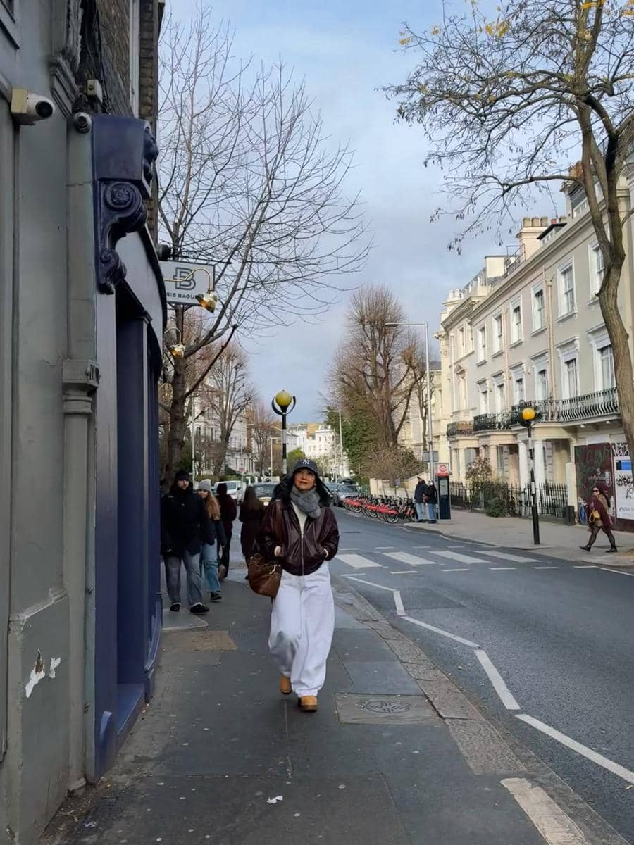 Keluarga Riafinola jalan-jalan di Notting Hill, London.