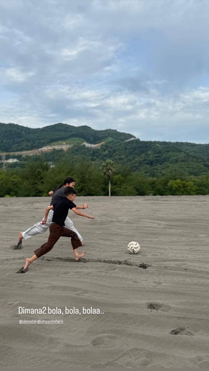 Keluarga Zaskia Adya Mecca bermain di Pantai Parangtritis.