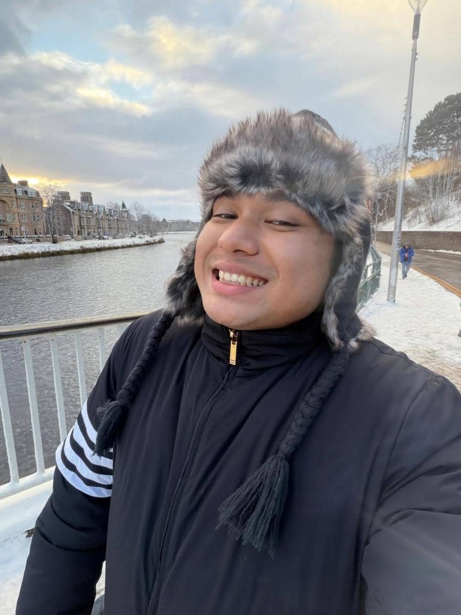 Keanu Agl main salju di Inverness, Skotlandia.