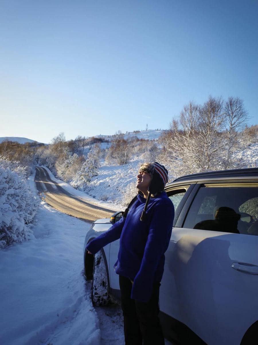 Keanu Agl main salju di Inverness, Skotlandia.