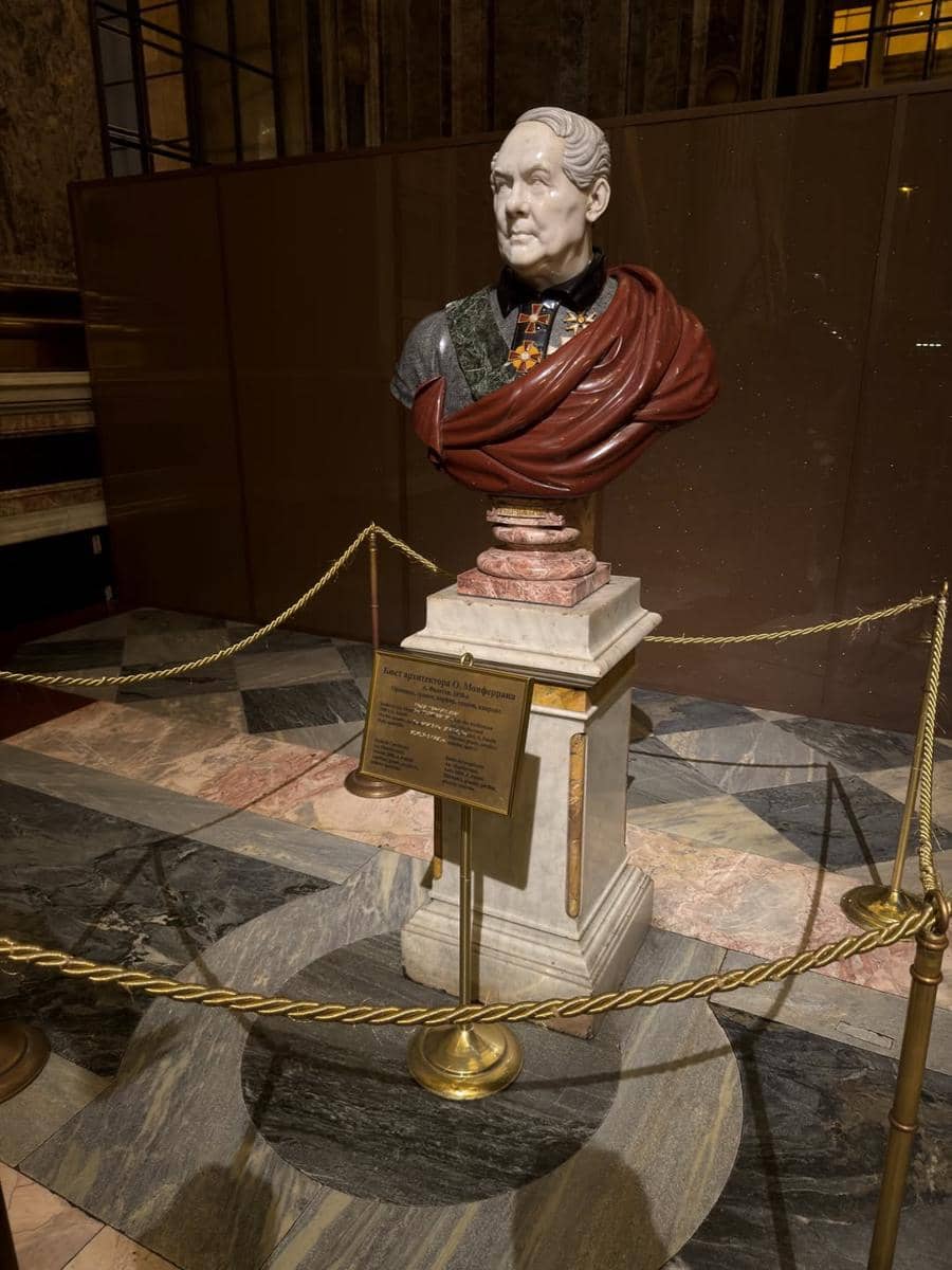 Andi Arsyil mengunjungi Saint Isaac’s Square.