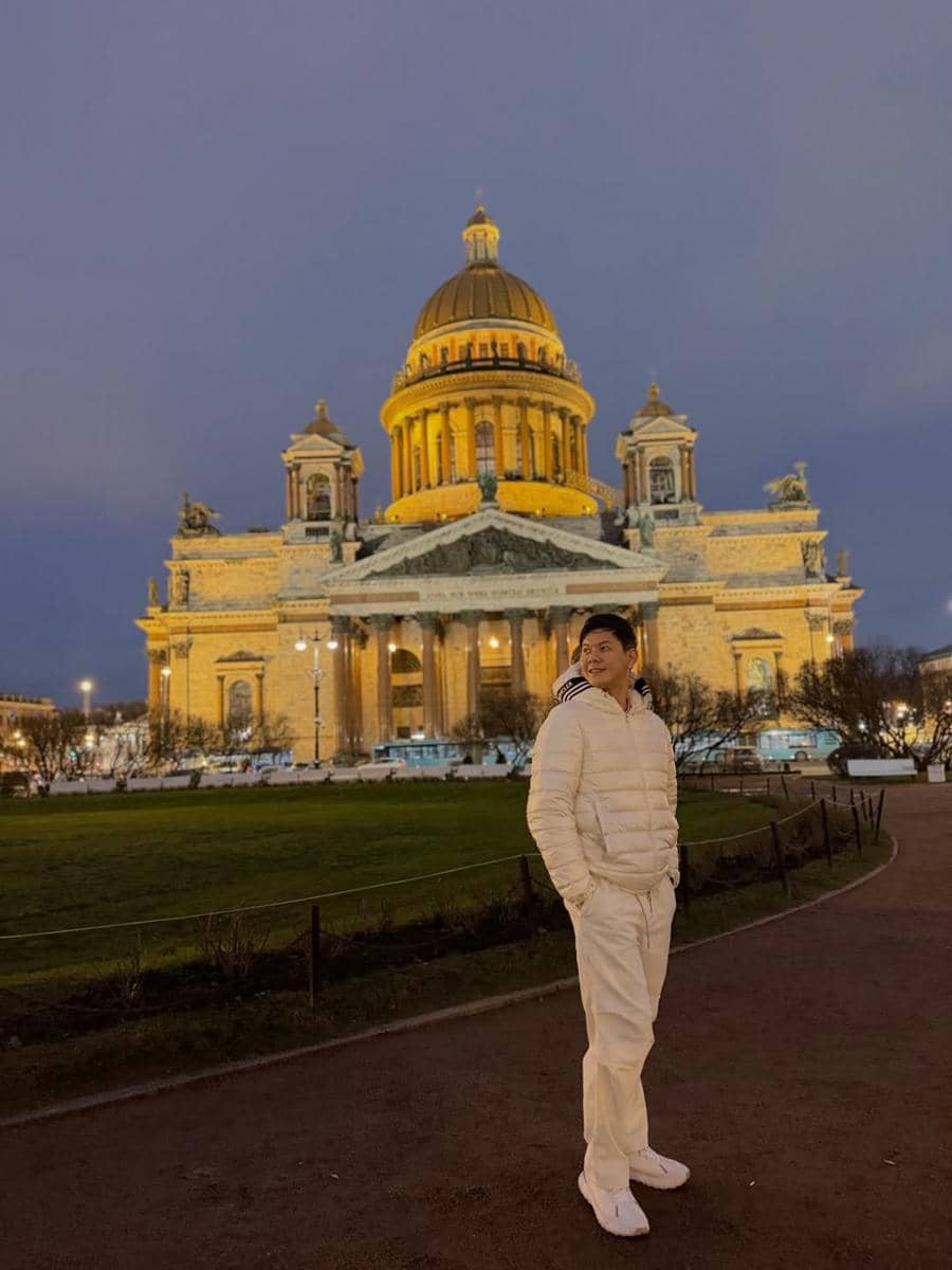 Andi Arsyil mengunjungi Saint Isaac’s Square.