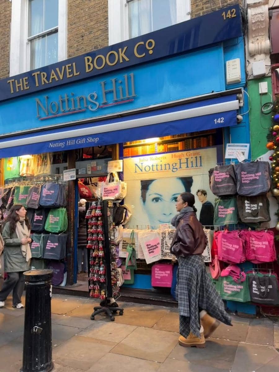 Keluarga Riafinola jalan-jalan di Notting Hill, London.