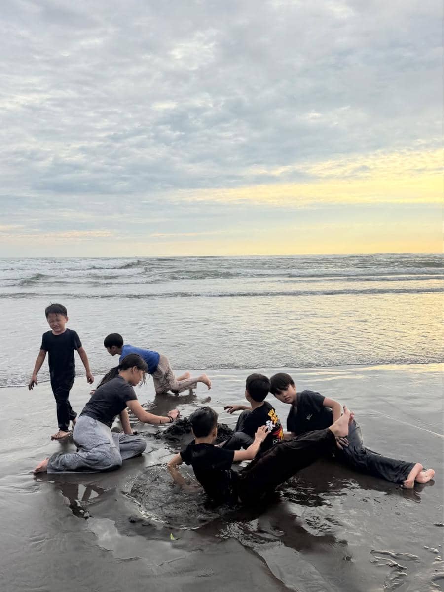 Keluarga Zaskia Adya Mecca bermain di Pantai Parangtritis.