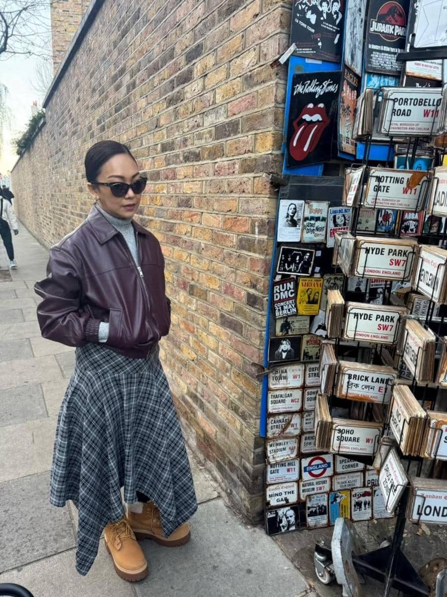 Keluarga Riafinola jalan-jalan di Notting Hill, London.