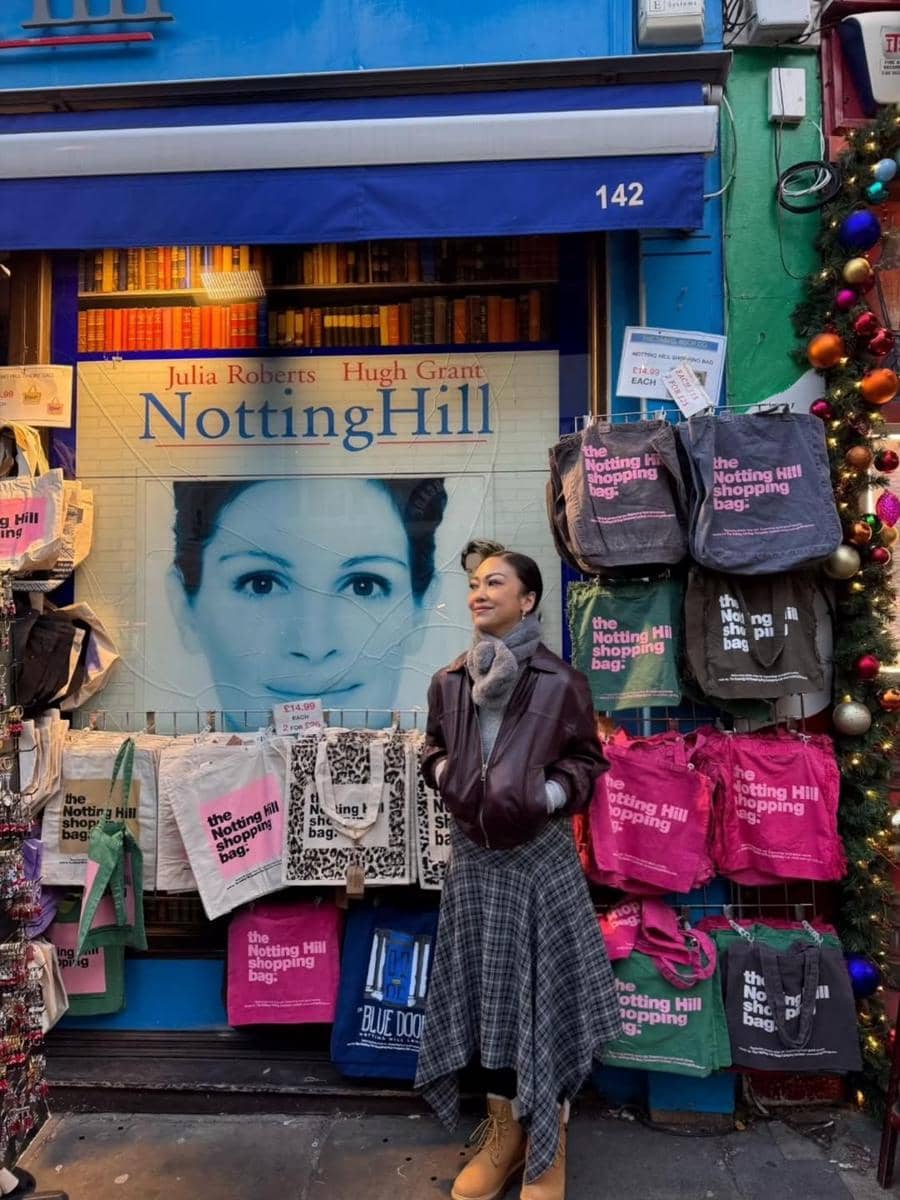 Keluarga Riafinola jalan-jalan di Notting Hill, London.