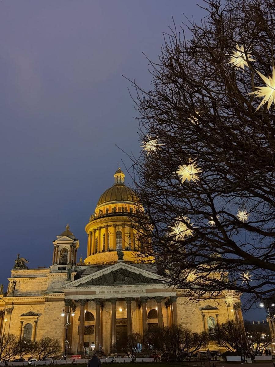 Andi Arsyil mengunjungi Saint Isaac’s Square.