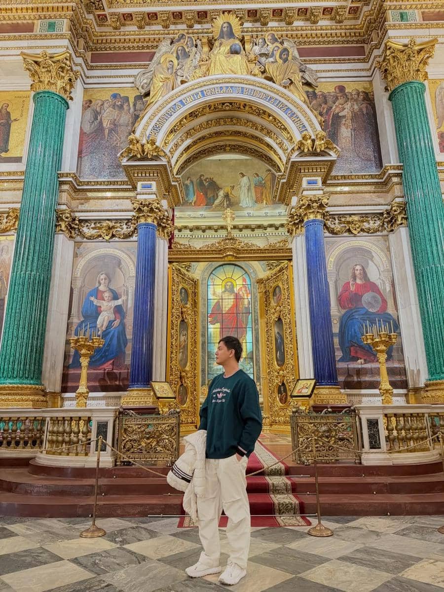 Andi Arsyil mengunjungi Saint Isaac’s Square.