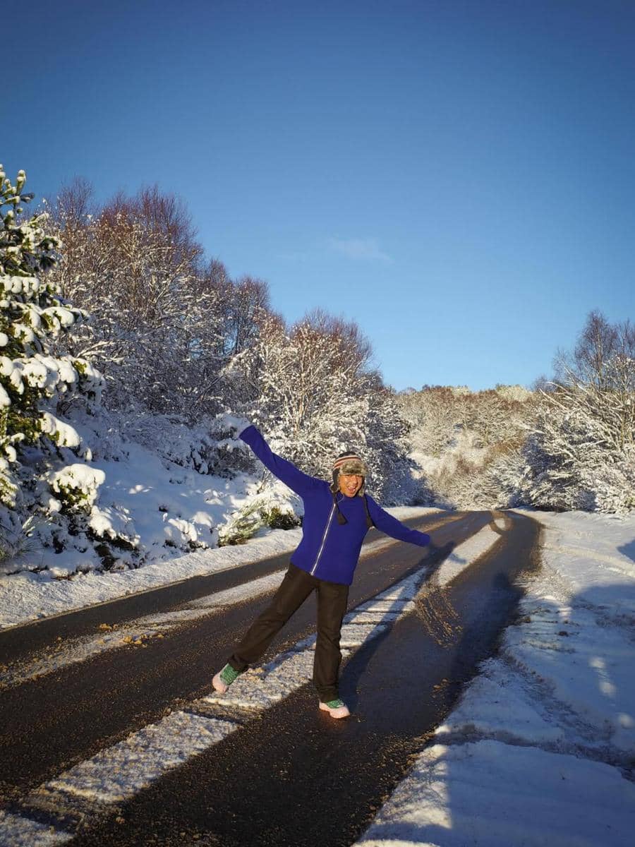 Keanu Agl main salju di Inverness, Skotlandia.