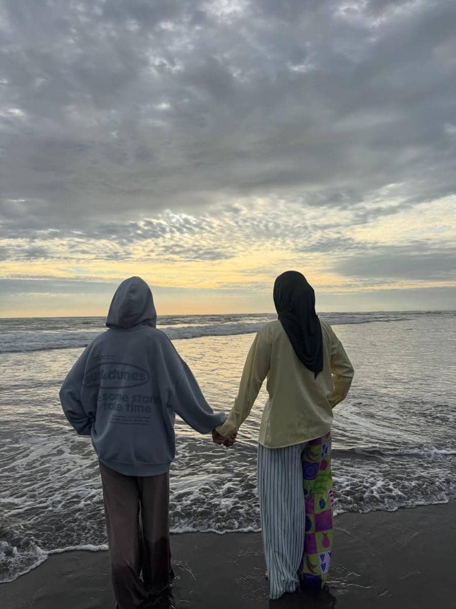 Keluarga Zaskia Adya Mecca bermain di Pantai Parangtritis.