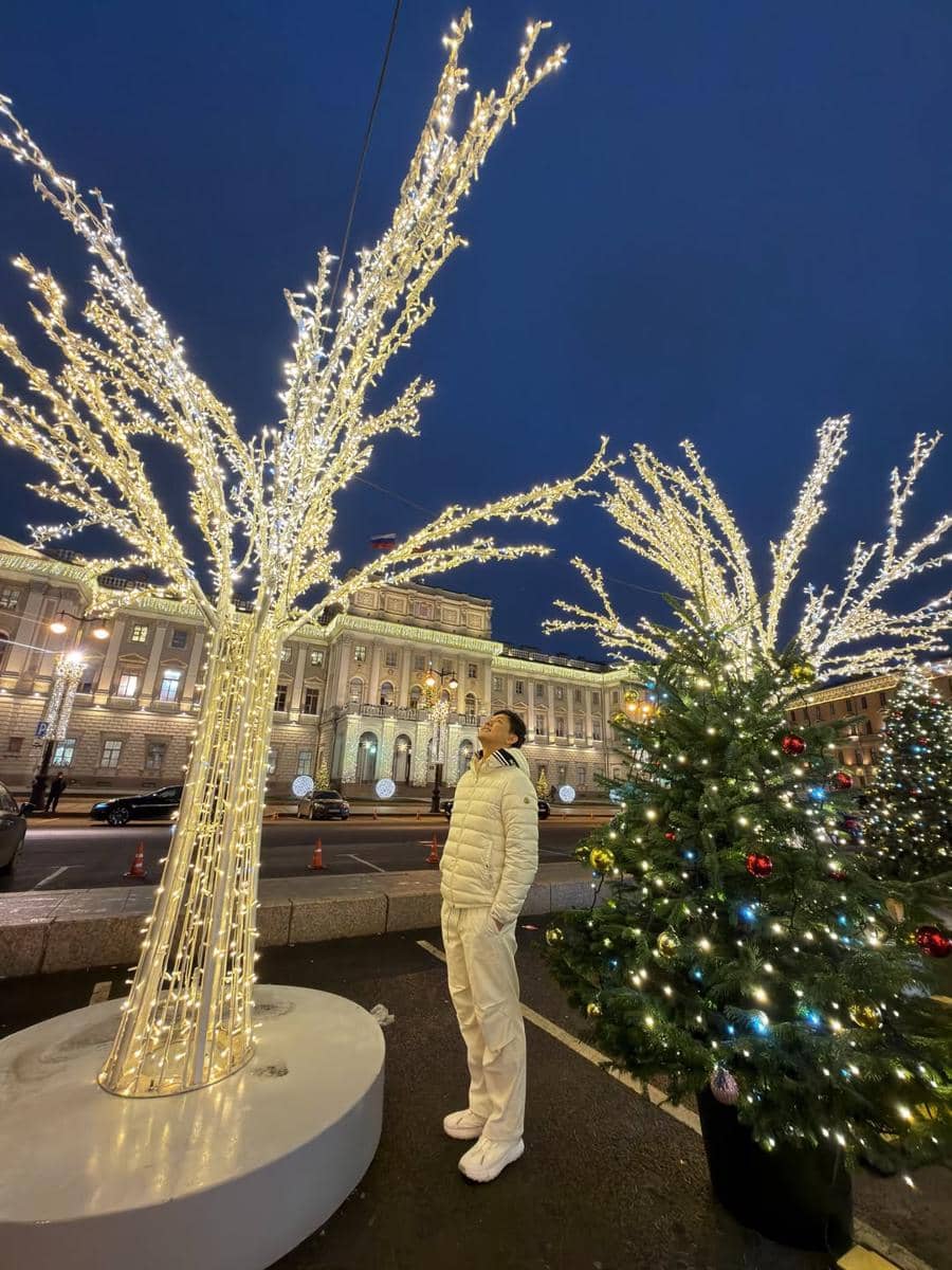 Andi Arsyil mengunjungi Saint Isaac’s Square.