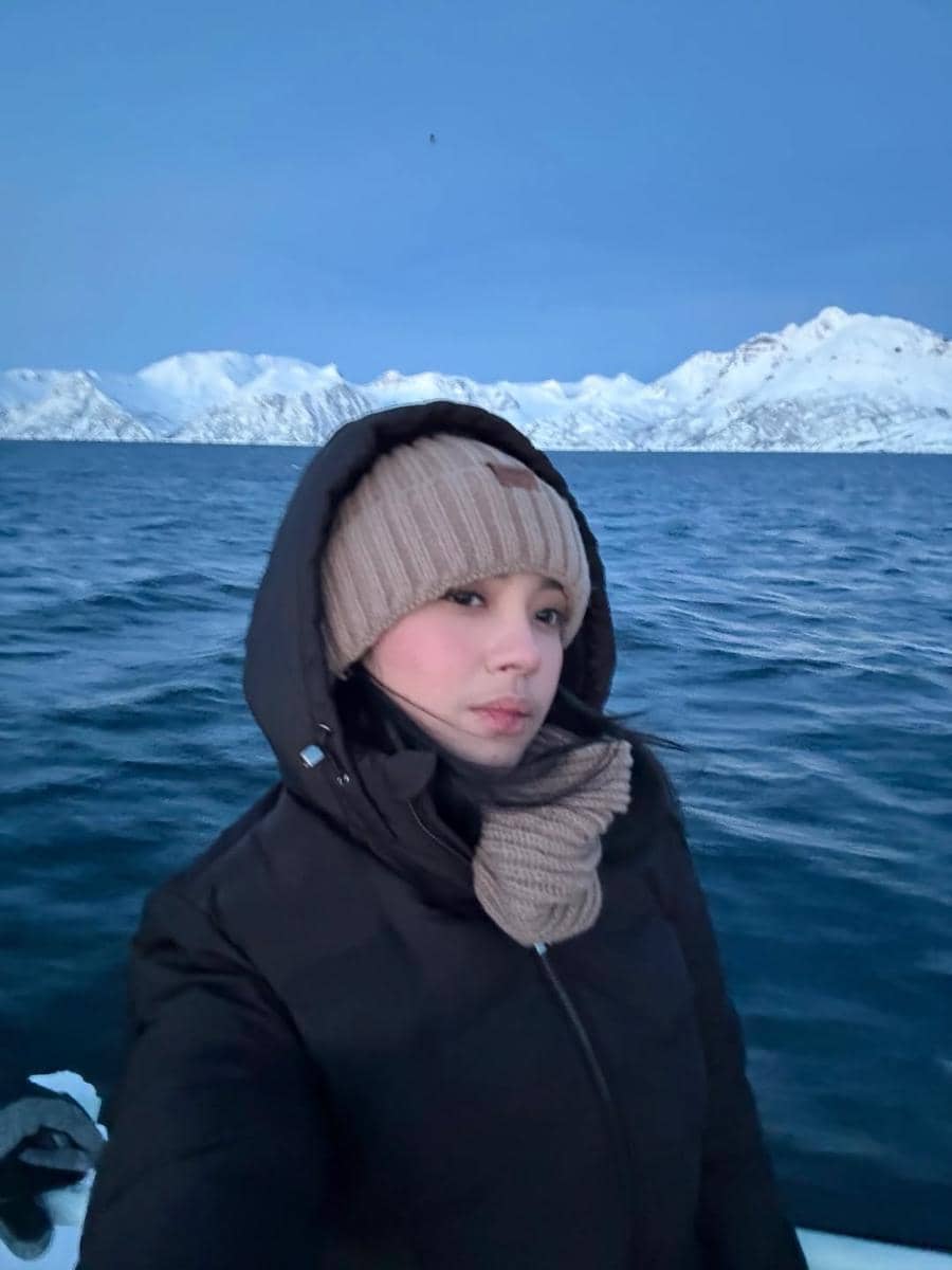 Lyodra ikut safari laut di Tromsø.