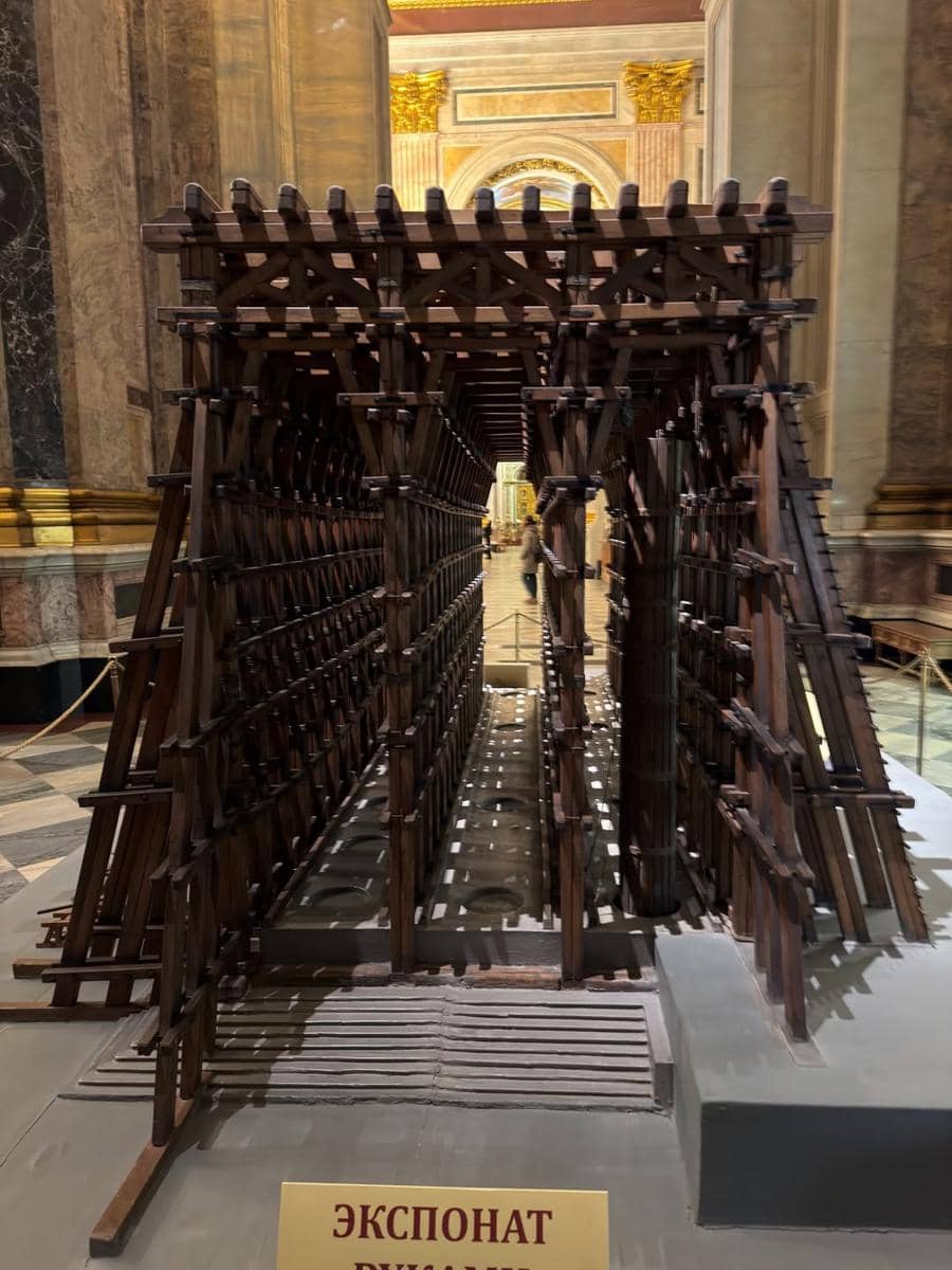 Andi Arsyil mengunjungi Saint Isaac’s Square.