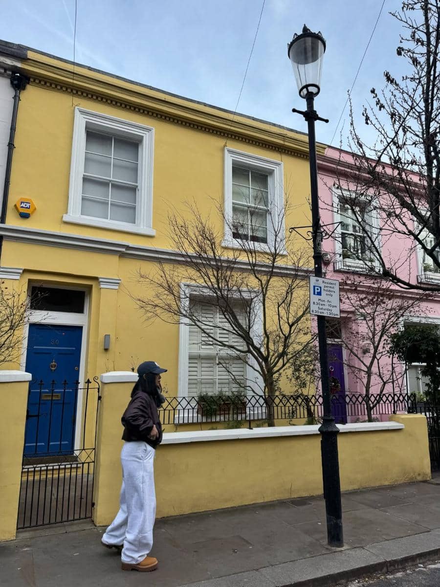 Keluarga Riafinola jalan-jalan di Notting Hill, London.