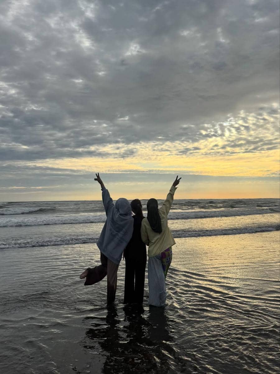 Keluarga Zaskia Adya Mecca bermain di Pantai Parangtritis.