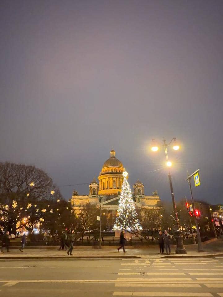 Andi Arsyil mengunjungi Saint Isaac’s Square.