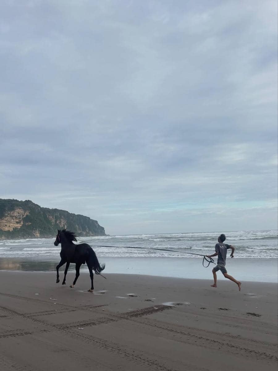Keluarga Zaskia Adya Mecca bermain di Pantai Parangtritis.