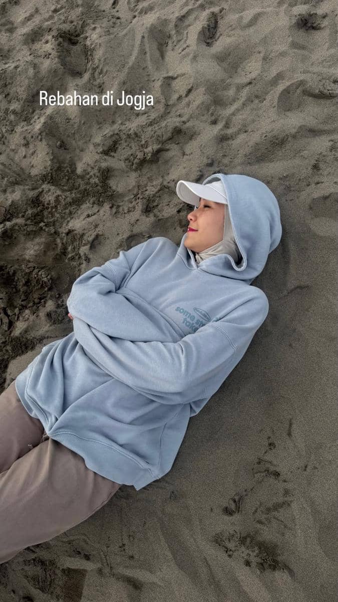 Keluarga Zaskia Adya Mecca bermain di Pantai Parangtritis.