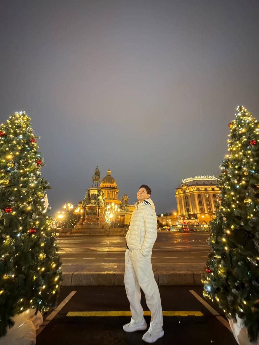 Andi Arsyil mengunjungi Saint Isaac’s Square.