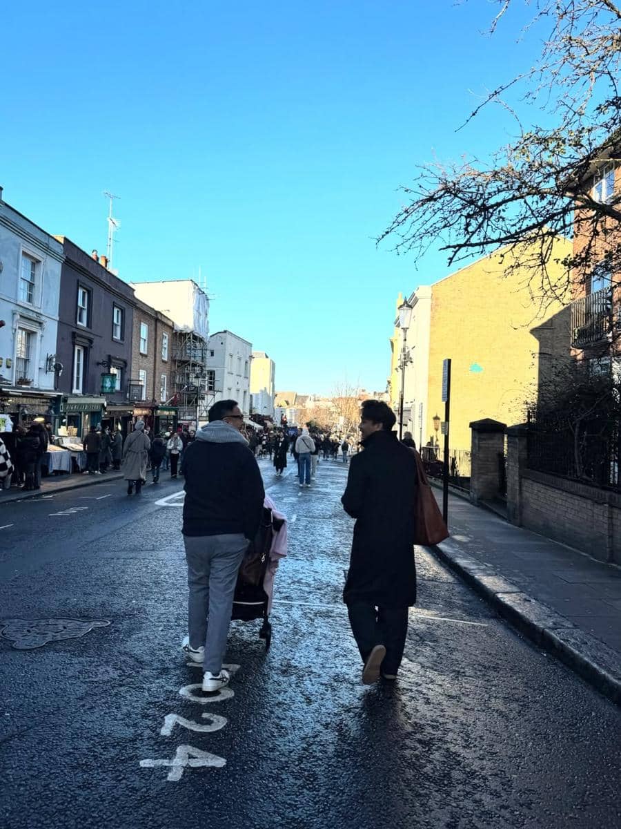 Keluarga Riafinola jalan-jalan di Notting Hill, London.