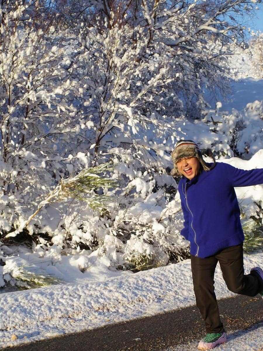 Keanu Agl main salju di Inverness, Skotlandia.