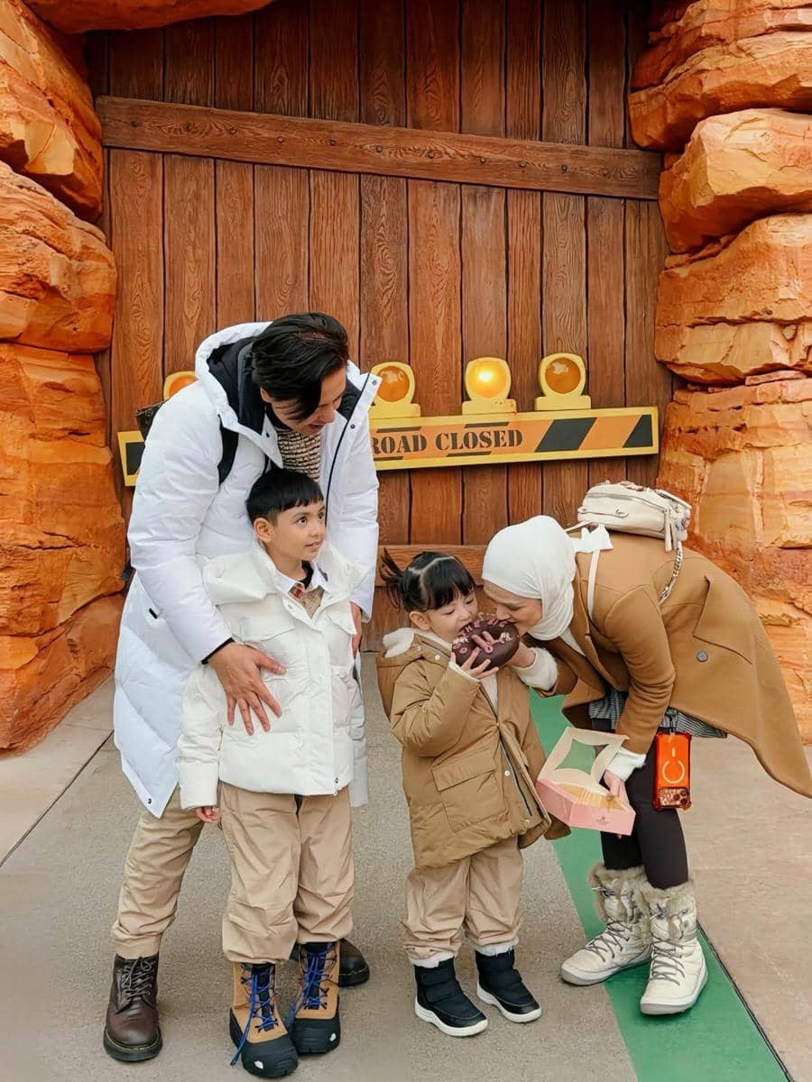 Keluarga Cut Meyriska liburan ke Zootopia Land