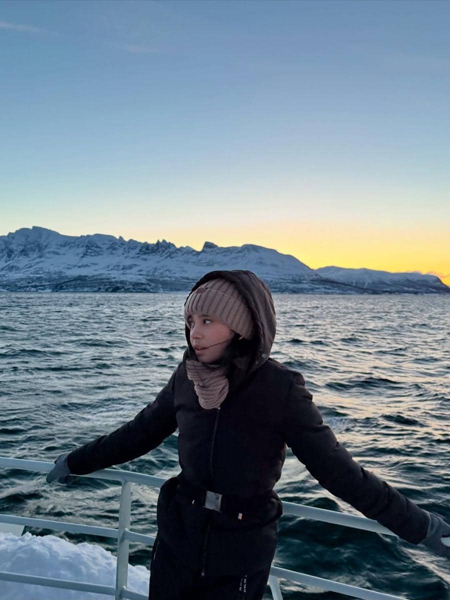 Lyodra ikut safari laut di Tromsø.