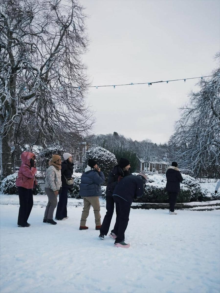 Keanu Agl main salju di Inverness, Skotlandia.